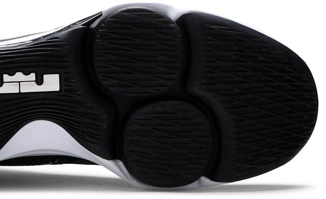 Nike Witness 4 LeBron 詹姆斯 低筒 實戰籃球鞋 男款 黑白 Purchase Nike Witness 4 LeBron 詹姆斯 低筒 實戰籃球鞋 男款 黑白