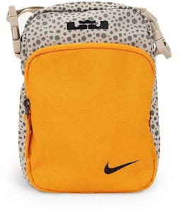 耐吉 LeBron x atmos 籃球斜背包(橘色/黑色) Buy 耐吉 LeBron x atmos 籃球斜背包(橘色/黑色)