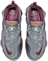 耐吉 詹姆斯 13 限量款 “開幕之夜” 減震耐磨防滑 高筒 籃球鞋 男款 灰紅 Shop 耐吉 詹姆斯 13 限量款 “開幕之夜” 減震耐磨防滑 高筒 籃球鞋 男款 灰紅