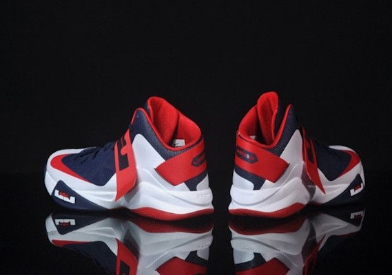 Nike LeBron Zoom Soldier 6 'USA' Sepatu Basket Pria 525015-101 Lookbook Nike LeBron Zoom Soldier 6 'USA' Sepatu Basket Pria 525015-101