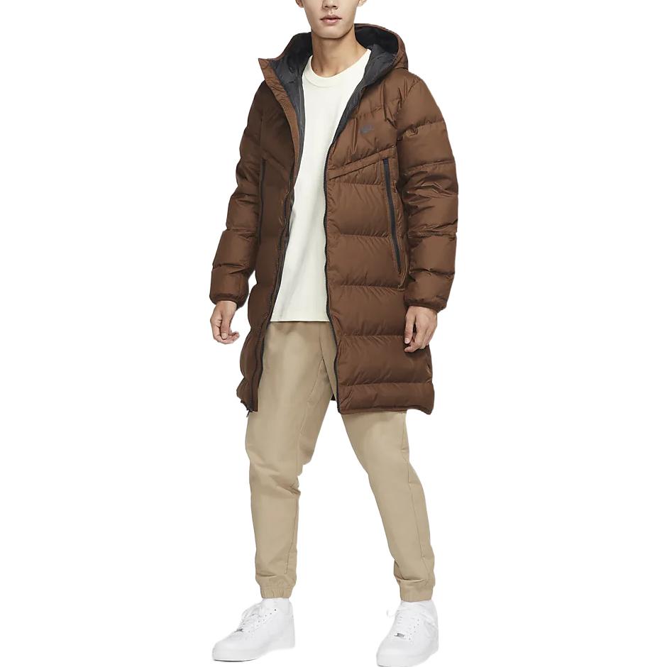 Shop Nike Jaket Tahan Air Cokelat dengan Logo dan Hoodie Ritsleting. DV1134-259