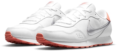 Nike MD Valiant 低幫 跑步鞋 GS 白銀粉 Lookbook Nike MD Valiant 低幫 跑步鞋 GS 白銀粉