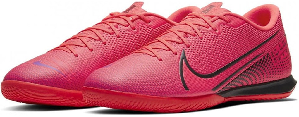 Nike Mercurial Vapor 13 Academy IC Laser Crimson Hitam AT7993-606 Lookbook Nike Mercurial Vapor 13 Academy IC Laser Crimson Hitam AT7993-606