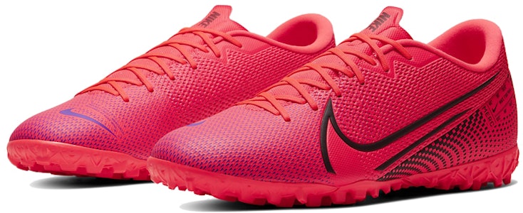 Nike Mercurial Vapor 13 Academy TF Turf 'Merah Gelap Hitam' AT7996-606 Lookbook Nike Mercurial Vapor 13 Academy TF Turf 'Merah Gelap Hitam' AT7996-606