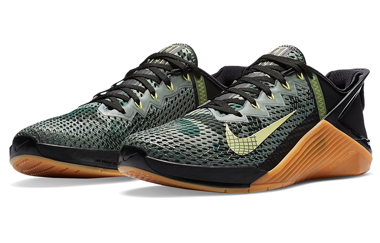 Lookbook Nike Metcon 6 FlyEase 'Negro Gum' DB3790-032