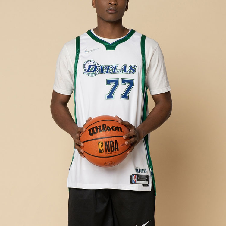 Shop 耐克NBA复古球衣 达拉斯独行侠 东契奇77号 白色篮球背心 DB3628-100