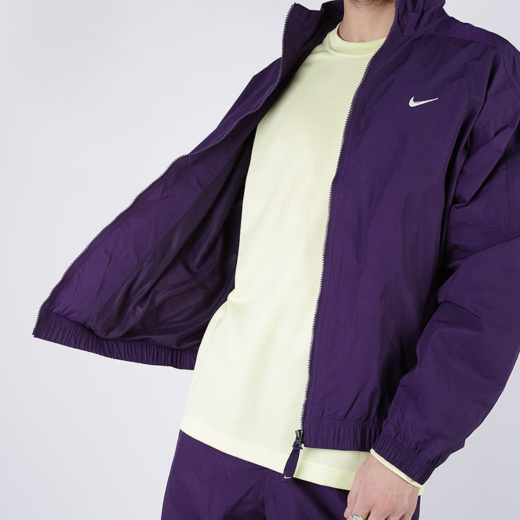 Lookbook Nike NRG Jaket Trek Ungu dengan Kolar Berdiri dan Logo CD6543-525