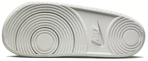 Shop Nike OffCourt SE 運動拖鞋 灰白