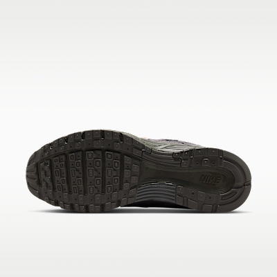 Lookbook Nike P-6000 Premium CORDURA® Grigio Medio/Giallo Oro/Puntino Grigio/Grigio Cemento IH0946-201