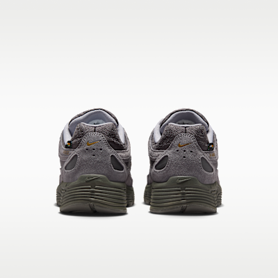 Sizing Nike P-6000 Premium CORDURA® Grigio Medio/Giallo Oro/Puntino Grigio/Grigio Cemento IH0946-201