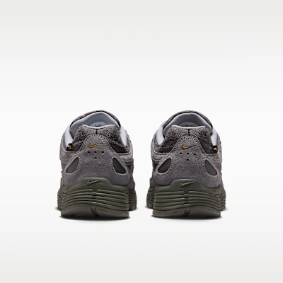 Nike P-6000 Premium CORDURA® Grigio Medio/Giallo Oro/Puntino Grigio/Grigio Cemento IH0946-201 Sizing Nike P-6000 Premium CORDURA® Grigio Medio/Giallo Oro/Puntino Grigio/Grigio Cemento IH0946-201