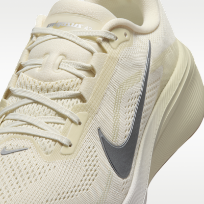 Sizing Nike Pegasus 42 Lait de Coco/Khaki Clair/Marron Clair/Argent Métallique IM8332-100