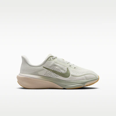 (JR) Nike Pegasus 42 Spruce Aura/Pale Ivory/Coklat Gum/Jade Horizon IH2306-001 Lookbook (JR) Nike Pegasus 42 Spruce Aura/Pale Ivory/Coklat Gum/Jade Horizon IH2306-001