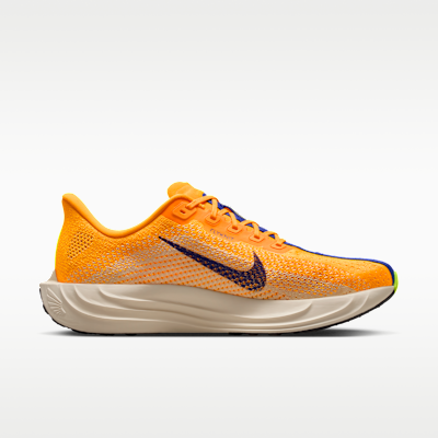 Lookbook Nike Pegasus Plus Naranja Láser/Alabastro/Blanco Vela/Estallido Índigo FQ7262-801