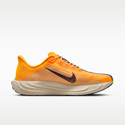 Nike Pegasus Plus Naranja Láser/Alabastro/Blanco Vela/Estallido Índigo FQ7262-801 Lookbook Nike Pegasus Plus Naranja Láser/Alabastro/Blanco Vela/Estallido Índigo FQ7262-801