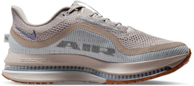 Nike Pegasus Premium 大學灰/深煙灰色/中棕膠底/深灰 HQ2592-010 Lookbook Nike Pegasus Premium 大學灰/深煙灰色/中棕膠底/深灰 HQ2592-010