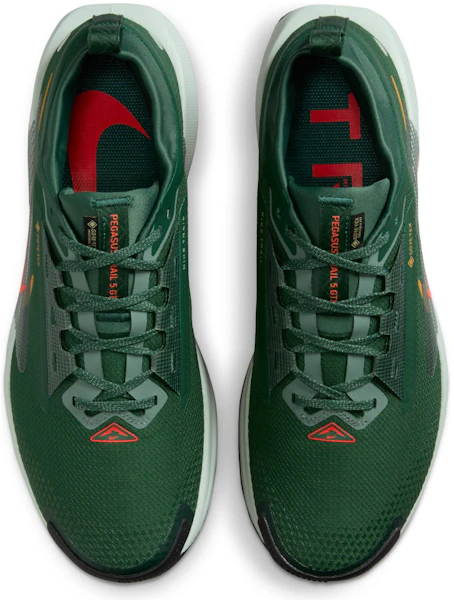 Nike React Pegasus Trail 5 Gore-Tex Verde Arcilla Ocre Desierto Carmesí Brillante FQ0908-301 Lookbook Nike React Pegasus Trail 5 Gore-Tex Verde Arcilla Ocre Desierto Carmesí Brillante FQ0908-301