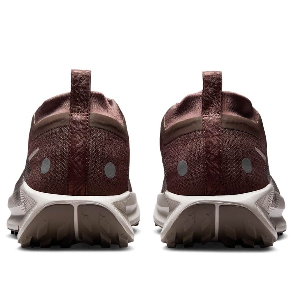 Lookbook Nike Pegasus Trail 5 GORE-TEX 'Ironstone Velvet Brown' Sepatu Lari Pria. FQ0908-012