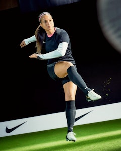 Nike Phantom Luna 2 Elite Sepatu Olahraga FJ2572-100 3