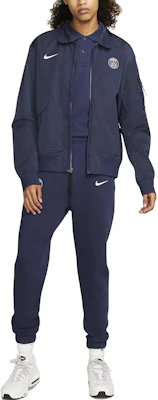 Nike PSG 徽標藍色飛行員夾克 - 巴黎聖日耳曼系列 DN1489-410 Lookbook Nike PSG 徽標藍色飛行員夾克 - 巴黎聖日耳曼系列 DN1489-410