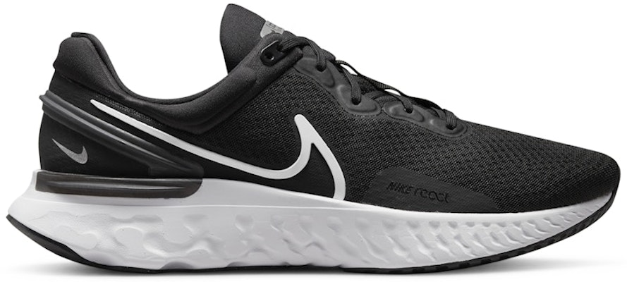 Nike legend react triple black on sale