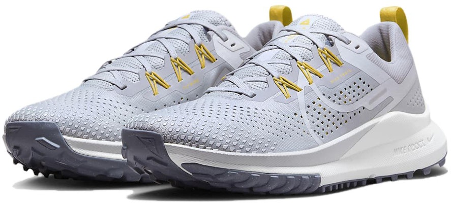 Nike React Pegasus Trail 4 'Kelabu Serigala Emas Saturn' FJ4733-001 Lookbook Nike React Pegasus Trail 4 'Kelabu Serigala Emas Saturn' FJ4733-001