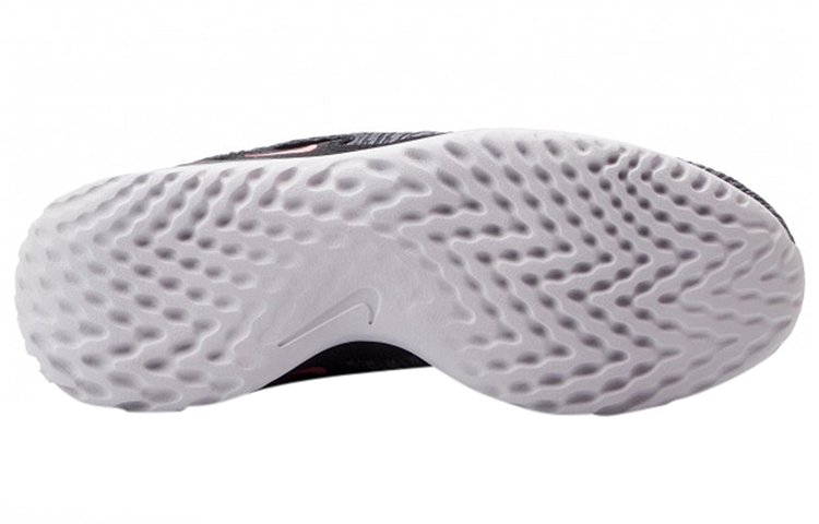 Shop Nike Renew Arena 輕便耐磨透氣跑步鞋 黑灰色