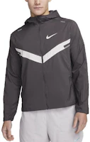Nike Repel Windrunner Water-Resistant Jacket Gray with Logo Print & Colorblock FQ8017-254 Nike Repel Windrunner Water-Resistant Jacket Gray with Logo Print & Colorblock FQ8017-254