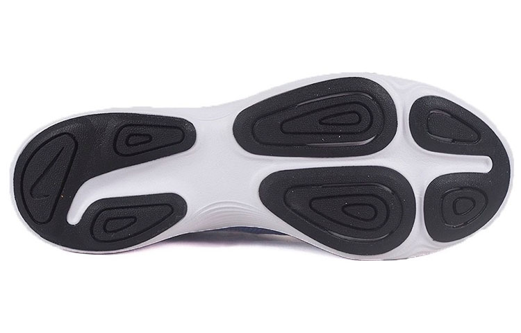 Shop Nike Revolution 4 低筒跑鞋 藍白