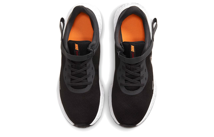 Nike Revolution 5 FlyEase 'Black White Orange' 圖 4