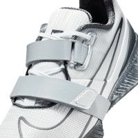 Nike Romaleos 4 Kasut Angkat Berat Putih/Anthracite/Wolf Gray/Perak Metalik FZ8663-100 Sizing Nike Romaleos 4 Kasut Angkat Berat Putih/Anthracite/Wolf Gray/Perak Metalik FZ8663-100