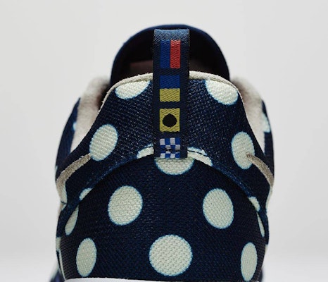 Nike Rosherun NM City QS 'NYC' 667632-400 Shop Nike Rosherun NM City QS 'NYC' 667632-400
