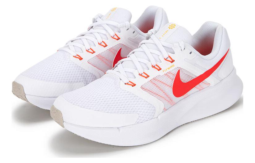 Lookbook Nike Run Swift 3 'Putih dan Merah Menyala' DR2695-101