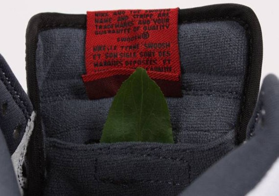 나이키 SB 덩크 하이 프로 '치치 앤 총' 305050-100 Shop 나이키 SB 덩크 하이 프로 '치치 앤 총' 305050-100