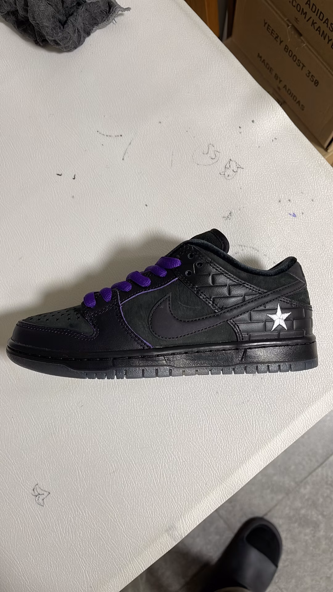 nike-sb-dunk-low-familia-first-avenue-dj1159-011