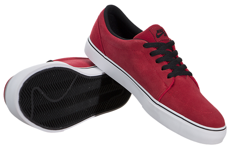 Shop Nike SB Satire 低筒休閒板鞋 紅色
