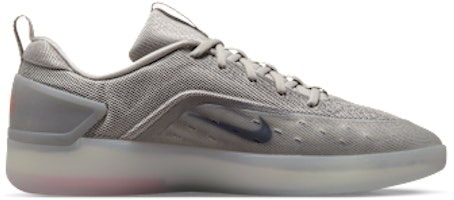 나이키 SB 줌 나이자 4 컬리지 그레이/라이트 실버/브라이트 크림슨/밍크 브라운 FQ1273-001 Lookbook 나이키 SB 줌 나이자 4 컬리지 그레이/라이트 실버/브라이트 크림슨/밍크 브라운 FQ1273-001