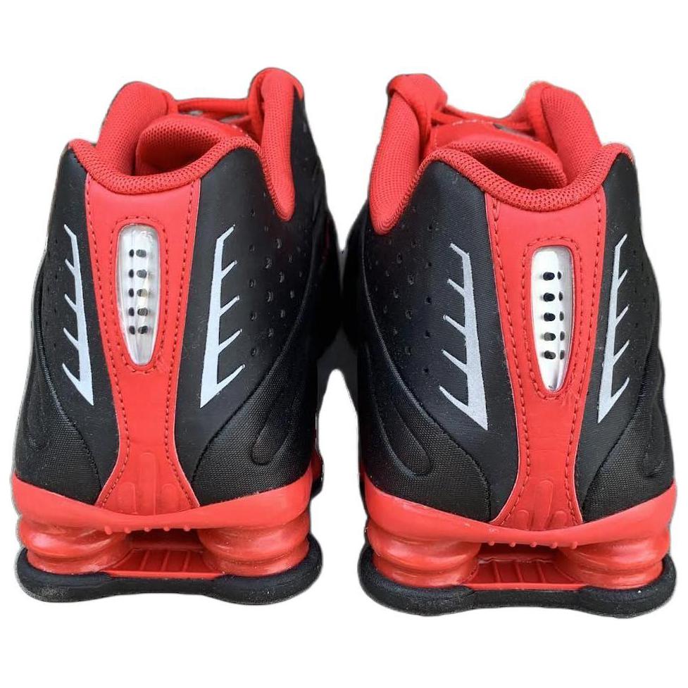 Lookbook 나이키 샥스 R4 "블랙 메탈릭 실버" 104265-049