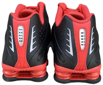 Nike Shox R4 'Hitam Perak Metalik' 104265-049 Lookbook Nike Shox R4 'Hitam Perak Metalik' 104265-049