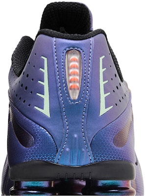 Nike Shox R4 'Iridescent' HQ3446-001 Sizing Nike Shox R4 'Iridescent' HQ3446-001