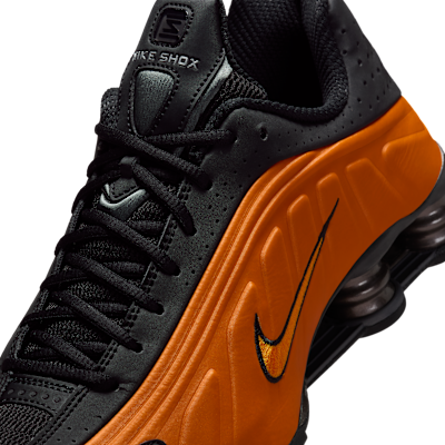 Sizing ナイキ ショックス R4 スニーカー ブライトセラミック/ブラック/メタリックダークグレー HQ1988-800