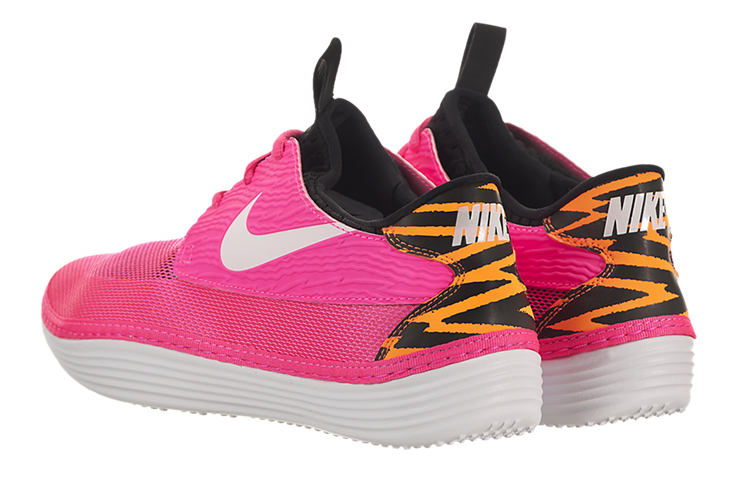 Shop Nike Solarsoft 編織休閒鞋 粉紅色