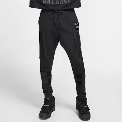 Nike 經典黑色連帽上衣與運動褲套裝 春季新款 BV7138-010 Sizing Nike 經典黑色連帽上衣與運動褲套裝 春季新款 BV7138-010