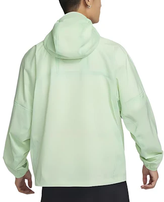 Nike 綠色防風連帽風衣外套 FQ3063-376 Lookbook Nike 綠色防風連帽風衣外套 FQ3063-376