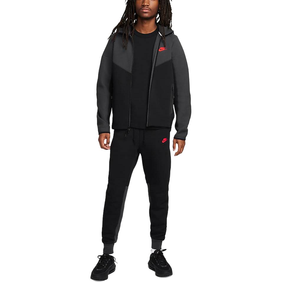Shop Nike Sportswear Tech Fleece Chaqueta con Capucha Negra/Gris Oscuro/Rojo Hierro FB7922-013