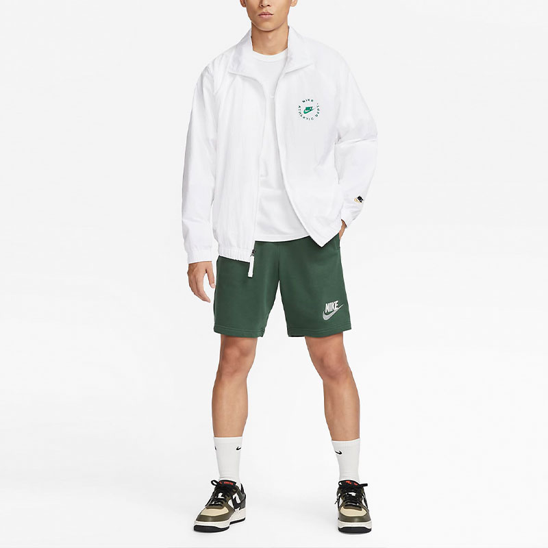 Shop 나이키 스포츠웨어 화이트 우븐 자켓 자수 로고 프린트 FN7233-100