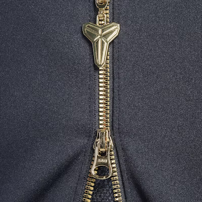 Nike SS24 Jaket Pria Kobe Merah Hitam Logo Stand Collar Zip-Up FZ0937-475 Sizing Nike SS24 Jaket Pria Kobe Merah Hitam Logo Stand Collar Zip-Up FZ0937-475