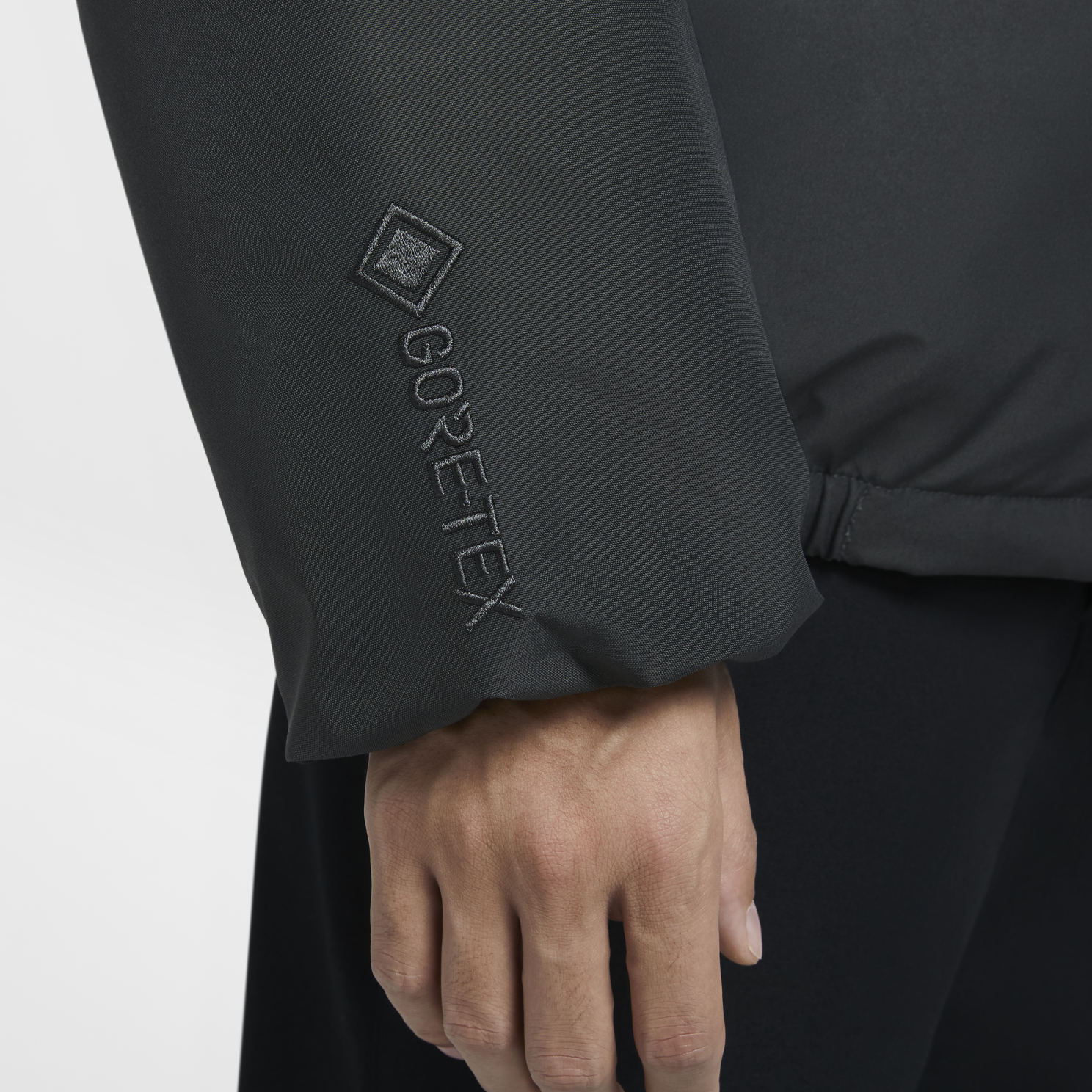 Sizing Nike Therma-FIT Tech GORE-TEX 黑色連帽外套 - 全天候保暖舒適。 FZ0725-060