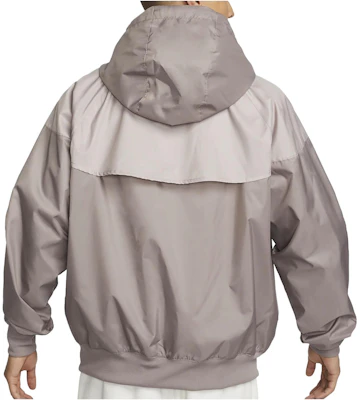 Nike Tottenham Hotspur Essentials Windrunner Hooded Football Jacket Grey Beige FD8375-272 Lookbook Nike Tottenham Hotspur Essentials Windrunner Hooded Football Jacket Grey Beige FD8375-272