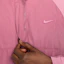 Details for Chaqueta Retro Nike Unisex con Cremallera Completa Rosa. FN7666-667